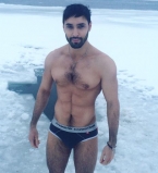 Виталий Козловский окунулся в прорубь и показал спортивную фигуру