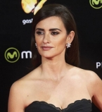 Пенелопа Крус обескуражила публику откровенным нарядом Emanuel Ungaro