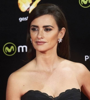 Пенелопа Крус обескуражила публику откровенным нарядом Emanuel Ungaro