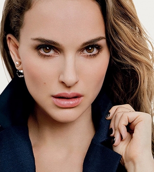 Нежно и изысканно: Натали Портман блистает в рекламе Dior