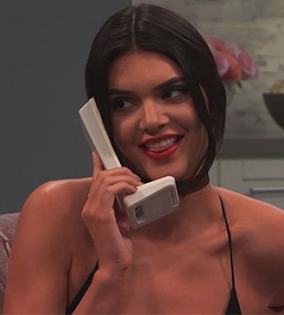 Кендалл Дженнер разыграла Ким Кардашьян в эфире телешоу