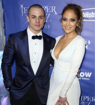 Это любовь: Дженнифер Лопес и Каспер Смарт не скрывают своих чувств на публике