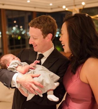 Марк Цукерберг растрогал фанатов новым снимком дочери в бассейне