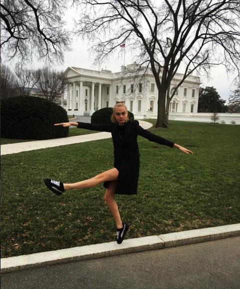 Никакой серьезности: Кара Делевинь удивила поклонников забавными снимками с Белого дома