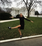 Никакой серьезности: Кара Делевинь удивила поклонников забавными снимками с Белого дома