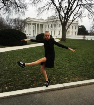 Никакой серьезности: Кара Делевинь удивила поклонников забавными снимками с Белого дома