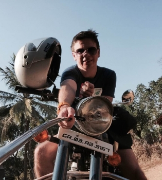 Дмитрий Комаров провел зимний отпуск в Индии