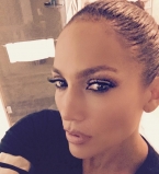 У Дженнифер Лопес в пикантном месте порвался костюм во время концерта