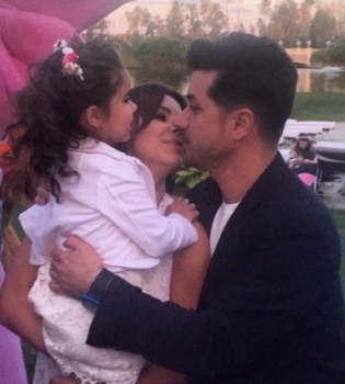 Ани Лорак с мужем и дочерью