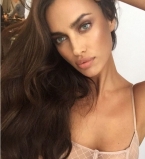 Нежная и скромная: Ирина Шейк блистает на обложке турецкого глянца