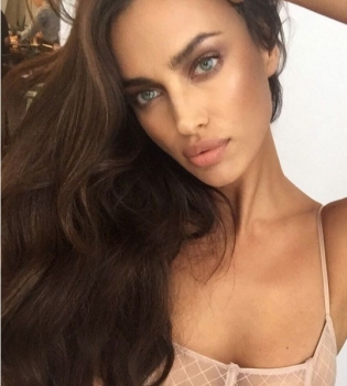 Нежная и скромная: Ирина Шейк блистает на обложке турецкого глянца