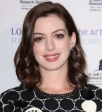 Беременная Энн Хэтуэй  блистает на красной дорожке в мини-платье