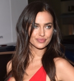 Мисс соблазн: Ирина Шейк обескуражила публику глубоким декольте