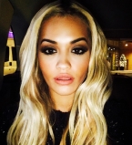 Счастливая и обнаженная: Рита Ора показала свой пышный бюст на обложке глянца