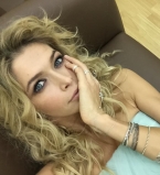 Как сестрички: Вера Брежнева поделилась яркими снимками в бикини с дочерью