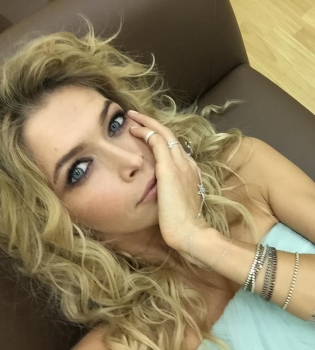 Как сестрички: Вера Брежнева поделилась яркими снимками в бикини с дочерью