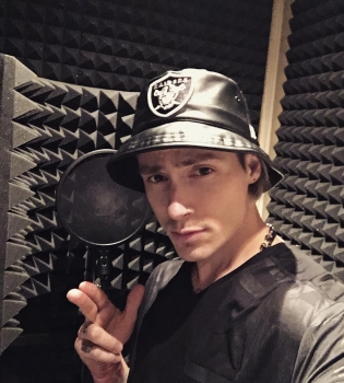 В Киеве жестоко избили участника группы Quest Pistols Show