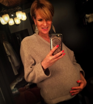 41-летняя Олеся Судзиловская показала новорожденного сына