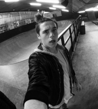 Руководство Burberry раскритиковали за сотрудничество с Бруклином Бекхэмом