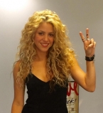 Вечеринка для своих: Шакира показала, как играет с подругами в боулинг