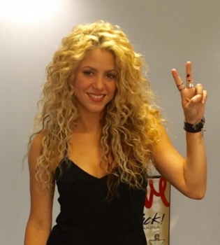 Вечеринка для своих: Шакира показала, как играет с подругами в боулинг