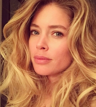 Откровенно: полуобнаженная Даутцен Крус позирует в отельном номере