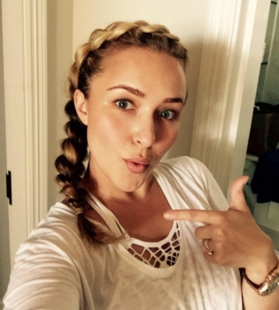 Звездный девичник: Хайден Панеттьери опубликовала забавное селфи с подругами