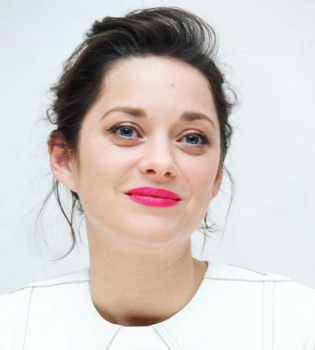 Редкие кадры: Марион Котийяр показала фотографии с сыном и мужем