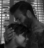 Мой маленький мужчина: в сеть попал новый трогательный снимок Дэвида Бекхэм с сыном