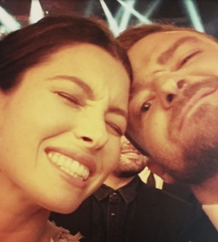 Веселая семейка: Джессика Бил опубликовала новое фото с сыном