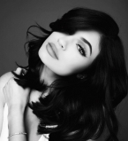 Кайли Дженнер показала роскошные формы в пикантной  фотосессии