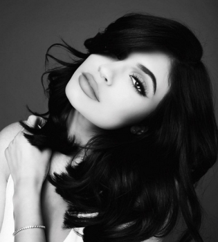 Кайли Дженнер показала роскошные формы в пикантной  фотосессии