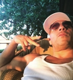 Настоящий мачо: Вин Дизель демонстрирует накаченный торс в душе