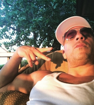 Настоящий мачо: Вин Дизель демонстрирует накаченный торс в душе