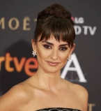 Горячая испанка: Пенелопа Крус блистает на гала-вечере в Мадриде