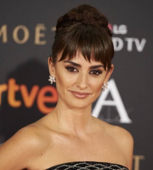 Горячая испанка: Пенелопа Крус блистает на гала-вечере в Мадриде