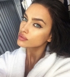 Голая правда: Ирина Шейк полностью разделась в новой фотосессии для глянца