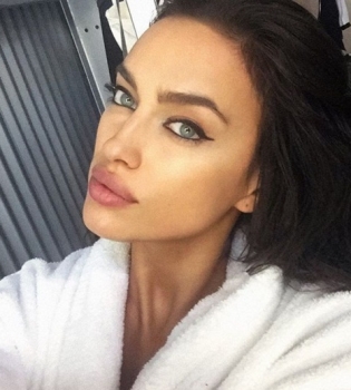 Голая правда: Ирина Шейк полностью разделась в новой фотосессии для глянца