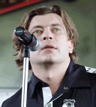 Лева Би-2 с микрофоном