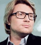 Николай Басков в очочках