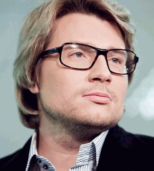 Николай Басков в очочках