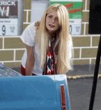 Миша Бартон на заправке