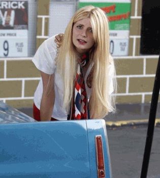 Миша Бартон на заправке