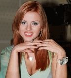 Анна Семенович давит лыбу