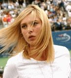 Мария Шарапова вполоборота