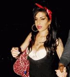 Эми Уайнхауз в декольте