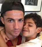 Яркий дуэт: Криштиану Роналду спел с сыном песню Рики Мартина