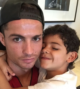 Яркий дуэт: Криштиану Роналду спел с сыном песню Рики Мартина