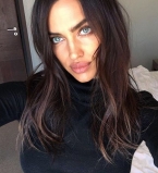 Чудеса гибкости: Ирина Шейк показала фото с тренировки