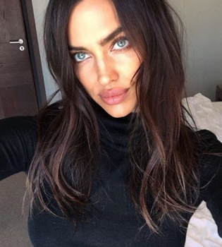 Чудеса гибкости: Ирина Шейк показала фото с тренировки